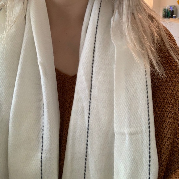 Gorgeous Brand New White Wool Scarf - Picture 5 of 7